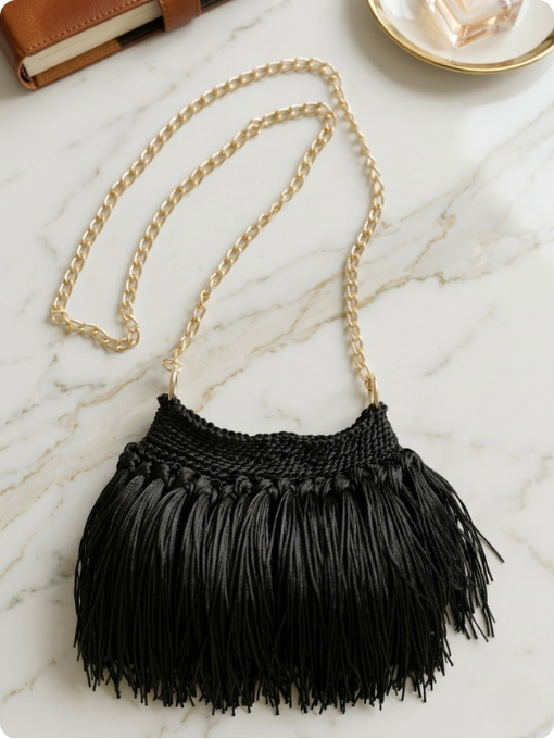Para confeccionar esta linda bolsa com franjas em crochê, conte com o Armarinho São José, o armarinho que tem tudo para o seu artesanato. Além do Fio Moderno Cisne, você encontra agulhas, acessórios para bolsas, alças, ferragens e milhares de produtos para transformar suas ideias em peças únicas e cheias de estilo.