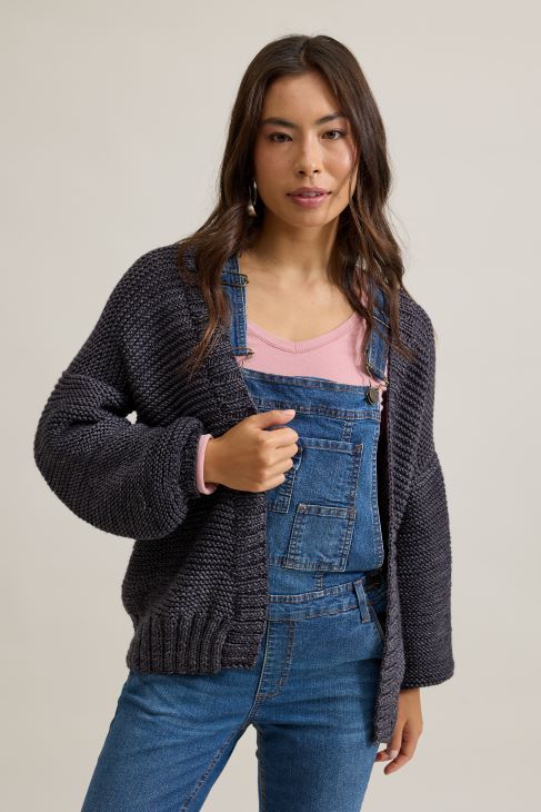 uma peça atemporal, elegante e confortável, ideal para usar em diferentes ocasiões.