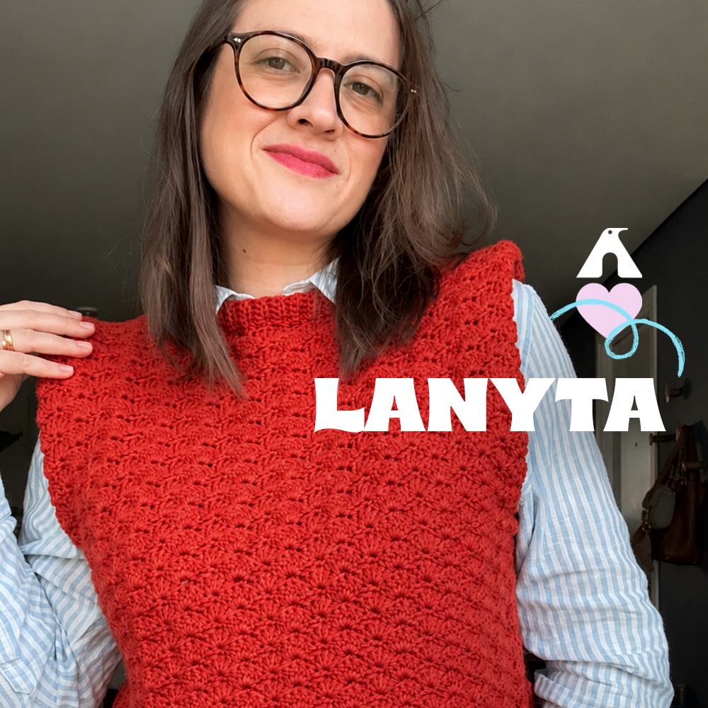 Desenvolvido em parceria com a renomada designer Anne Galante, este fio exclusivo combina design autoral, tendências da moda e uma cartela com 14 cores modernas e versáteis, ideais para projetos cheios de personalidade.