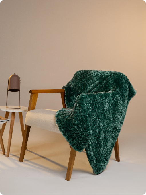 Veja como fazer uma Maxi Manta de Crochê com Fio Fofo Cisne, uma peça volumosa, macia e perfeita para deixar a decoração ainda mais aconchegante. Ideal para os dias frios, essa manta combina conforto, textura e o charme do feito à mão.