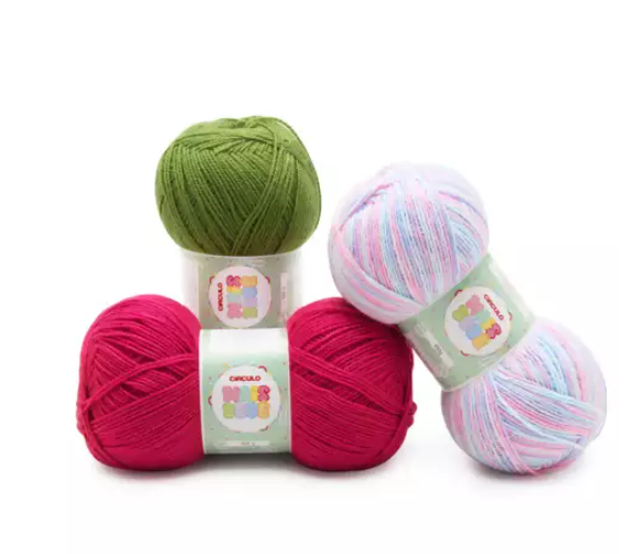 Fio de acrílico desenvolvido especialmente para bebês e crianças, com toque extra de maciez, ideal para aquecer e deixar os pequenos cheios de charme em qualquer estação.